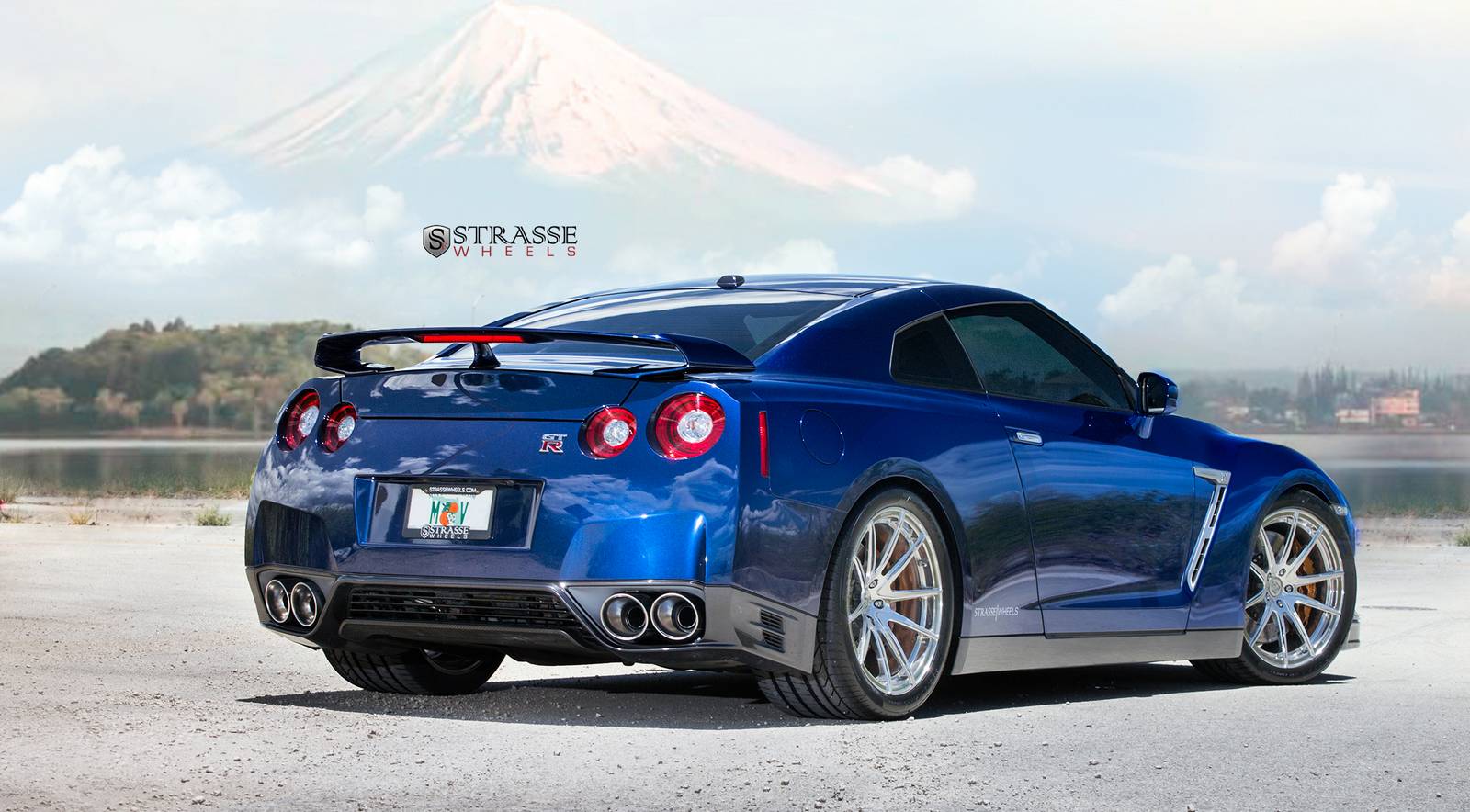 Синий Nissan GT-R на алюминиевых дисках Strasse Wheels
